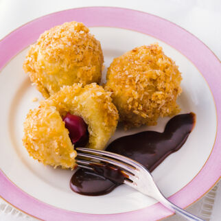 Topfen-Kirsch-Knödel mit Nugatsauce Topfen-Kirsch-Knödel mit Nugatsauce
