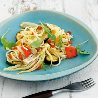 Mediterraner Nudelsalat mit Antipasti Mediterraner Nudelsalat mit Antipasti