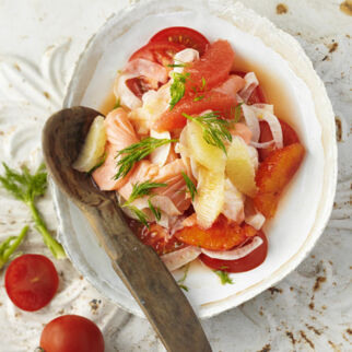 Lachs-Ceviche auf Fenchelscheiben mit Zitrusdreierlei Lachs-Ceviche auf Fenchelscheiben mit Zitrusdreierlei