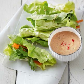 Vietnamesische Salatröllchen mit scharfer Erdnusssauce Vietnamesische Salatröllchen mit scharfer Erdnusssauce