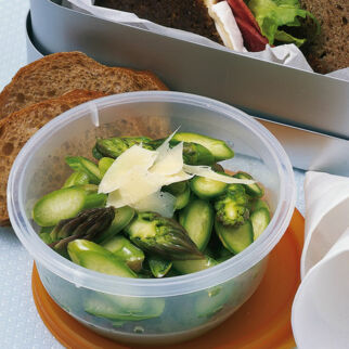 Marinierter grüner Spargel mit Roggenbrot Marinierter grüner Spargel mit Roggenbrot