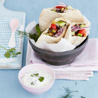 Salat-Pitas mit Kräuter-Joghurt-Dressing Salat-Pitas mit Kräuter-Joghurt-Dressing