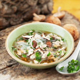 Glasnudelsuppe mit Schwein