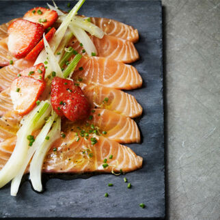 Lachs-Carpaccio mit Fenchel und Erdbeeren