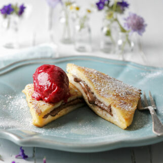 French Toast mit schnellem Himbeersorbet French Toast mit schnellem Himbeersorbet