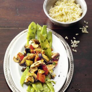 Pilze und Aubergine auf grünen Bohnen Pilze und Aubergine auf grünen Bohnen