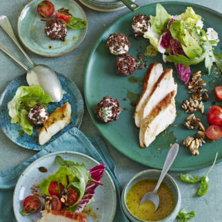 Würziger Salat mit allerlei Extras Würziger Salat mit allerlei Extras