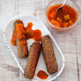 Scharfe Tempehwürstchen mit Apfel-Curry-Ketchup Scharfe Tempehwürstchen mit Apfel-Curry-Ketchup
