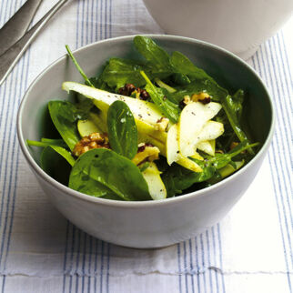 Spinat-Rucola-Salat mit Walnüssen und Birnen