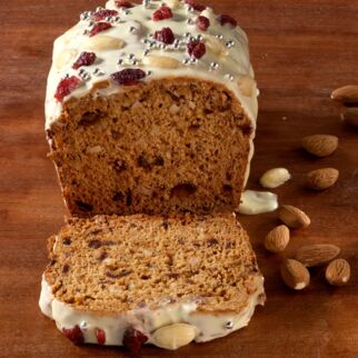 Honigkuchen mit Mandeln, Datteln und Preiselbeeren Honigkuchen mit Mandeln, Datteln und Preiselbeeren