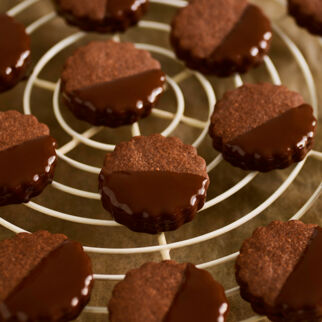 Mürbe Schokoladentaler mit Orangenfüllung Mürbe Schokoladentaler mit Orangenfüllung