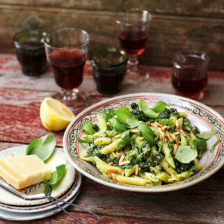 Pasta-Spinat-Salat mit frischem Basilikum-Pesto