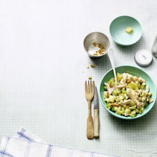 Apfel-Sellerie-Salat mit Huhn Apfel-Sellerie-Salat mit Huhn