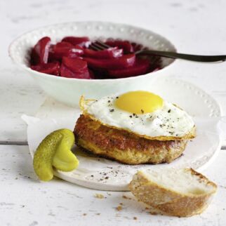 Tatar-Frikadelle mit Rote-Bete-Gemüse Tatar-Frikadelle mit Rote-Bete-Gemüse