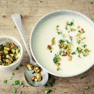 Kartoffelsuppe mit Knuspermandeln Kartoffelsuppe mit Knuspermandeln