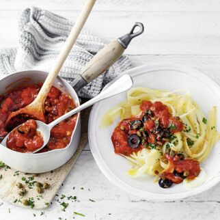 Pastinakennudeln alla puttanesca Pastinakennudeln alla puttanesca