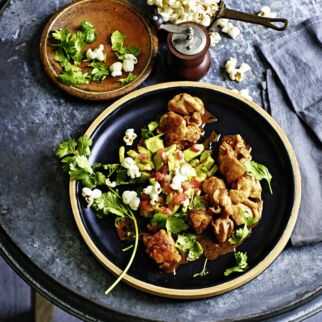 Chicken Mole mit Avocado, Tomate und Popcorn Chicken Mole mit Avocado, Tomate und Popcorn
