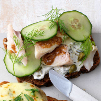 Vollkornbrot mit Dillcreme und geräucherter Forelle Vollkornbrot mit Dillcreme und geräucherter Forelle