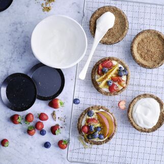 Beeren-Granola-Törtchen