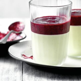 Joghurtmousse mit Beerenpüree Joghurtmousse mit Beerenpüree
