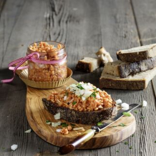 Reiswaffel-Mett mit Zwiebeln Reiswaffel-Mett mit Zwiebeln