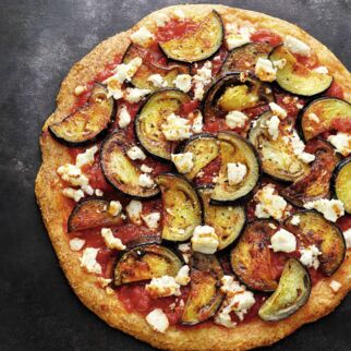 Pizza mit Auberginen, Harissa und Feta Pizza mit Auberginen, Harissa und Feta