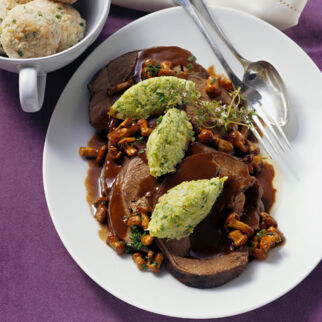 Rollbraten vom Hirsch mit Cassis-Likör und Schokolade Rollbraten vom Hirsch mit Cassis-Likör und Schokolade