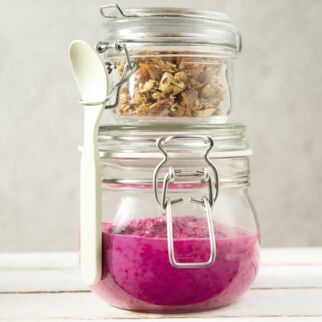 Joghurt mit Roter Bete und Knusperkernen