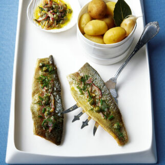 Forellenfilet mit Kapern-Schalotten-Sauce und Pellkartoffeln Forellenfilet mit Kapern-Schalotten-Sauce und Pellkartoffeln