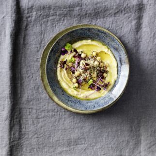 Quinoa-Salat mit Hummus