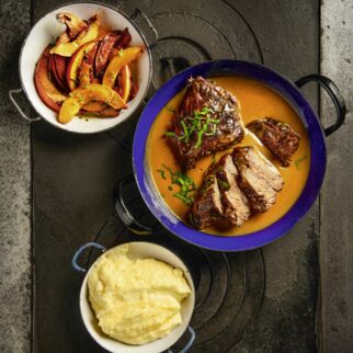 Gschmorte Keiblbackerl mit Polenta und Plutzer Gschmorte Keiblbackerl mit Polenta und Plutzer