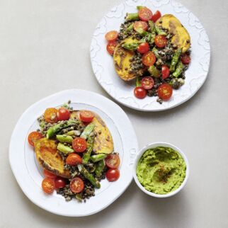 Süßkartoffel-Kumpir mit grünem Spargel und Guacamole