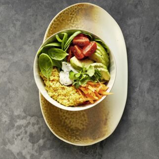 Curry-Hirse-Bowl mit Spinat Curry-Hirse-Bowl mit Spinat