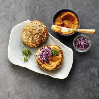 Möhren-Hummus-Brötchen Möhren-Hummus-Brötchen