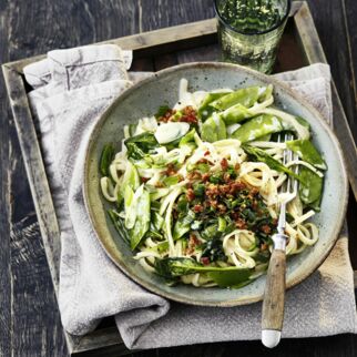 Frühlingspasta mit
Grissini-Chili-Topping Frühlingspasta mit
Grissini-Chili-Topping