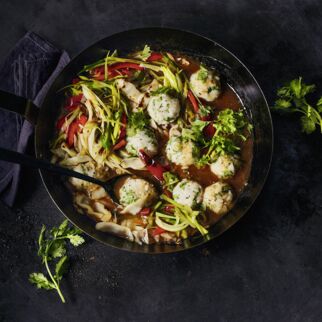 Weißkohl-Wok mit Reis-Bällchen Weißkohl-Wok mit Reis-Bällchen