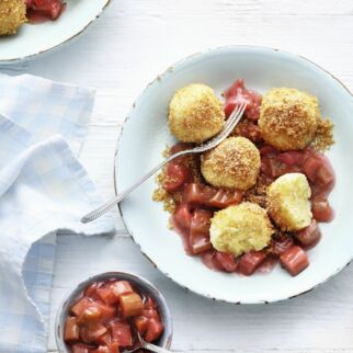 Topfenknödel mit Kompott und gerösteten Bröseln Topfenknödel mit Kompott und gerösteten Bröseln