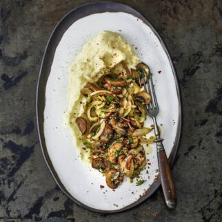 Zwiebel-Pilz-Gem&uuml;se mit cremigem P&uuml;ree