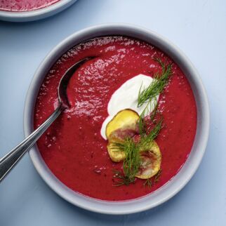 Geeiste Rote-Beete-Suppe mit Veganem Sauerrahm und Kartoffelchips