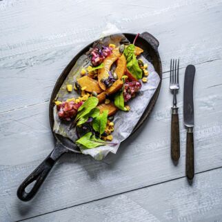 Ofen-Kürbis mit Chili-Mais, Sellerie-Apfel-Konfitüre und Kürbiskernen Ofen-Kürbis mit Chili-Mais, Sellerie-Apfel-Konfitüre und Kürbiskernen