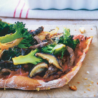 China-Pizza mit Brokkoli