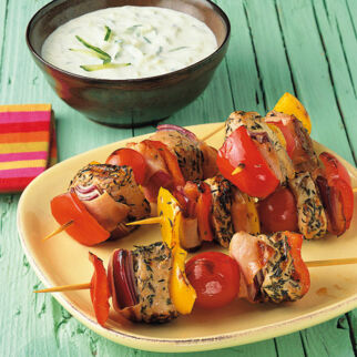 Bunte Grillspieße mit Tsatsiki Bunte Grillspieße mit Tsatsiki