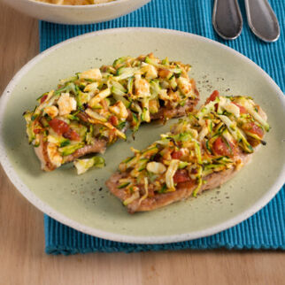 Schnitzel unter Feta-Zucchini-Haube Schnitzel unter Feta-Zucchini-Haube