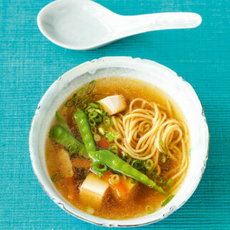 Asiatische Nudel-Suppe mit Tofu
