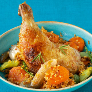 Hähnchenkeulen mit Gemüse-Bulgur Hähnchenkeulen mit Gemüse-Bulgur
