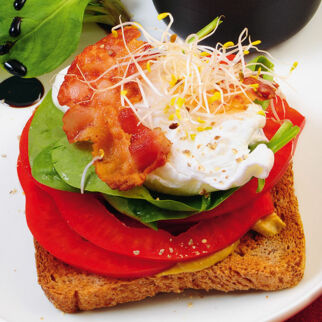 Toast mit pochiertem Ei und Speck Toast mit pochiertem Ei und Speck