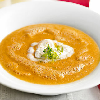 Möhren-Ingwer-Süppchen mit Limettensahne Möhren-Ingwer-Süppchen mit Limettensahne