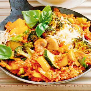 Bulgur-Gemüse-Pfanne mit Parmesan Bulgur-Gemüse-Pfanne mit Parmesan