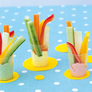 Bunte Sticks mit Dreierlei Dips Bunte Sticks mit Dreierlei Dips
