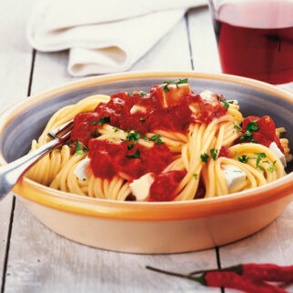 Spaghetti mit scharfer Tomatensauce
